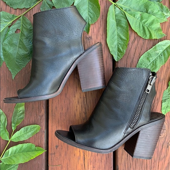 Steve Madden “Terraa” Leather Ankle Boots